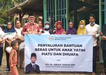 Abdul Hakim Bagikan Beras