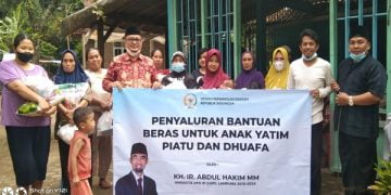 Abdul Hakim Bagikan Beras