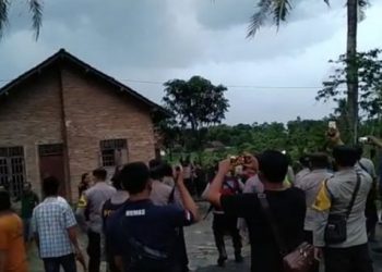 Warga Geruduk Rumah Pelaku Mutilasi di Lampung Timur