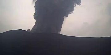 Gunung Anak Krakatau Erupsi