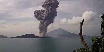 Gunung Anak Krakatau erupsi