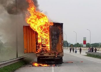 Truk box terbakar di Tol Bakauheni-Terbanggi Besar Lampung