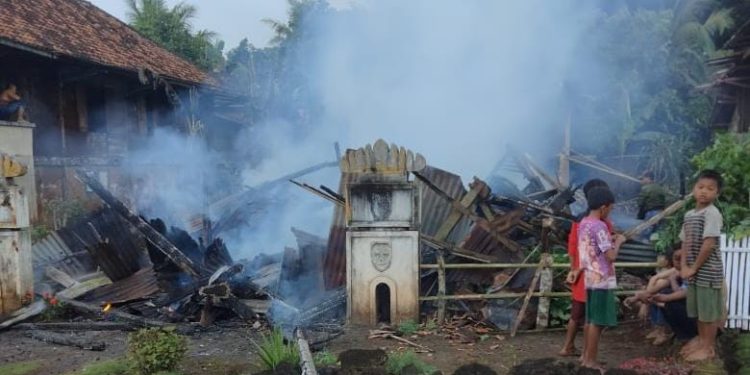 Kebakaran Rumah di Desa Wana, Kec Melinting, Lampung Timur