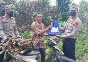 Satlantas Lampung Timur Cegat Pengendara Motor Lalu Berikan Bansos