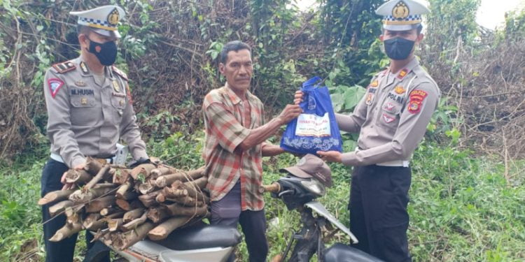 Satlantas Lampung Timur Cegat Pengendara Motor Lalu Berikan Bansos