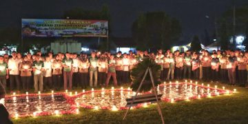 Polres dan Pecinta Sepak Bola Lampung Timur Nyalakan Lilin Doa Tragedi Kanjuruhan Malang