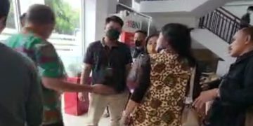 Keluarga korban tragedi SJ-182 datangi Kantor Sriwijaya Air