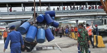 Mobil tercebur ke laut di Pelabuhan Merak dievakuasi