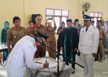 Pelantikan Al Amin sebagai Kades PAW Desa Labuhan Ratu, Lampung Timur. (Foto: And).