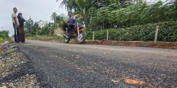 Warga saat di Lokasi Jalan Desa Sadar Sriwijaya, Lampung Timur. (Foto: And).