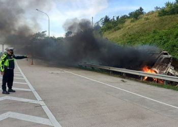 Truk terbakar di Tol Lampung