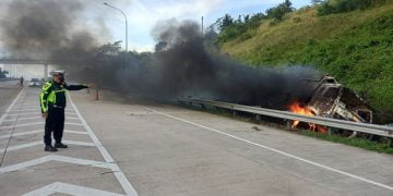 Truk terbakar di Tol Lampung