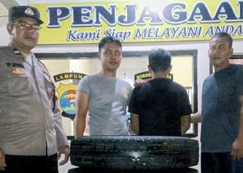 Tersangka Pembobol Bengkel Diamankan di Mapolsek Mataram Baru, Lampung Timur. (Foto: Ist).