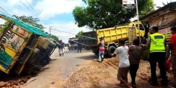 Truk sawit terguling di Pringsewu