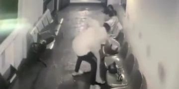 Suami lempar istri ke laut