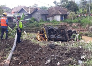 Truk crane hantam motor di Tarahan Lampung Selatan