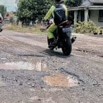 Penampakan Jalan di Kecamatan Way Jepara Lamtim, Baru Dibangun Rusak.