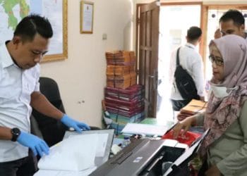 Ditreskrimsus Polda Lampung Geledah Kantor BPN Lampung Timur. (Foto: Ist).