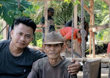 Mbah Sangudi Pasrah ketika Anggota Polisi Lampung Timur Ini Bongkar Rumahnya