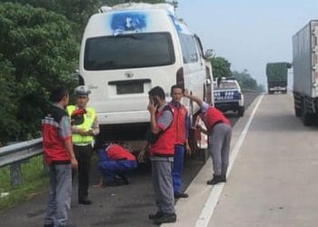 Kecelakaan mobil Toyota Hiace dan truk di Tol Bakter Lampung