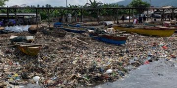 Sampah di Pantai Sukaraja Bandar Lampung