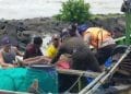Perahu terbalik dihantam ombak di Lampung Timur