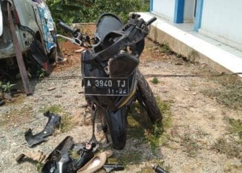 Penampakan motor usai kecelakaan dengan truk fuso di Lampung Timur