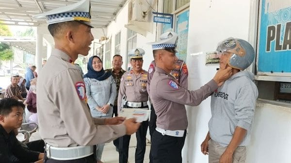 Polisi Berikan Bonus Helm Gratis bagi Taat Pajak di Lampung Timur