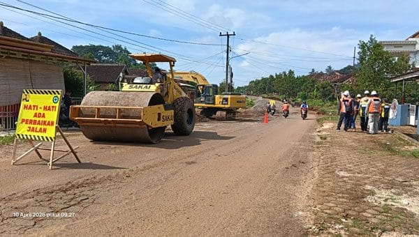Jalan rusak di Lampung Timur mulai diperbaiki
